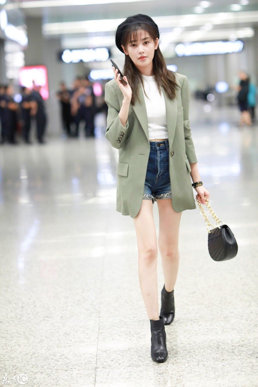 张天爱现身上海机场,西装搭配短裤和短靴,大腿又长又白!