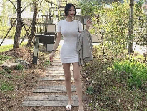 当美女偶遇白色包臀裙，曼妙身姿展现的淋漓尽致！