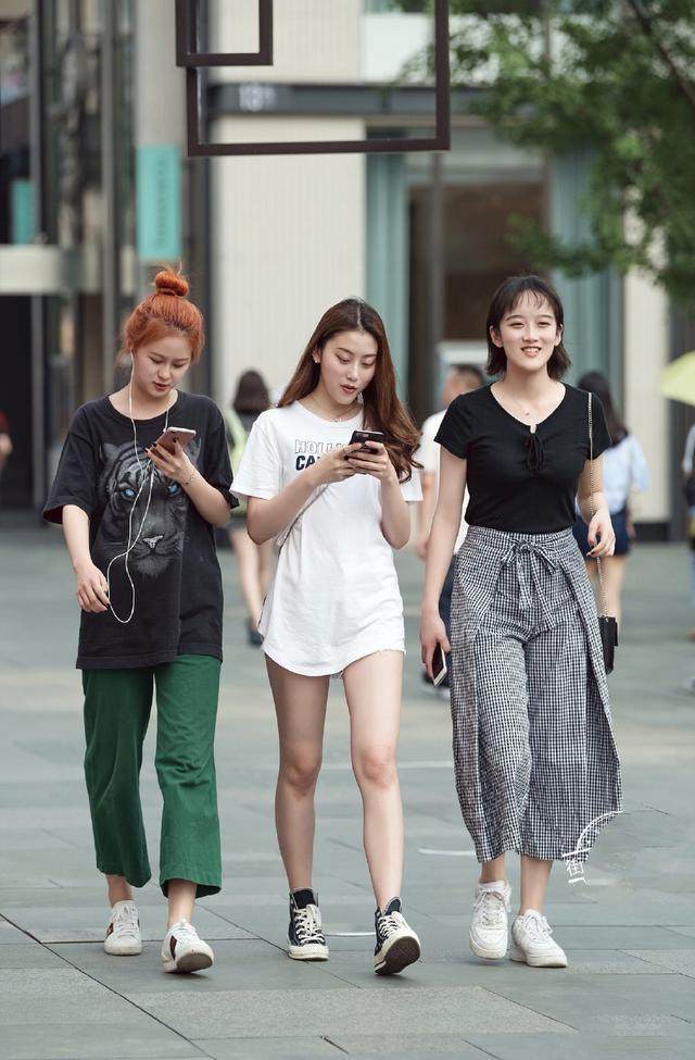 街拍：穿着修身的的小姐姐，性感光鲜很迷人！