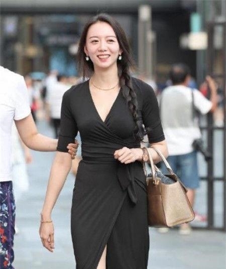  #美女#个性时尚的美女街拍：光彩照人的美女，给你时尚自信的感觉