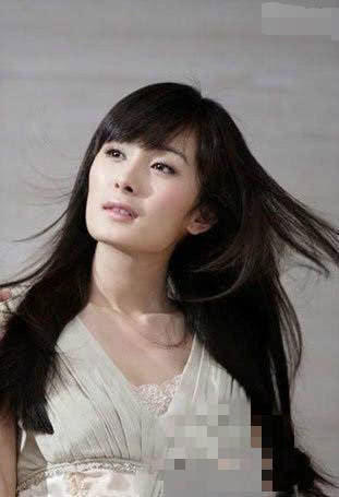 长得美就可以不顾发型?赵丽颖非主流,一人好似一月没洗头!