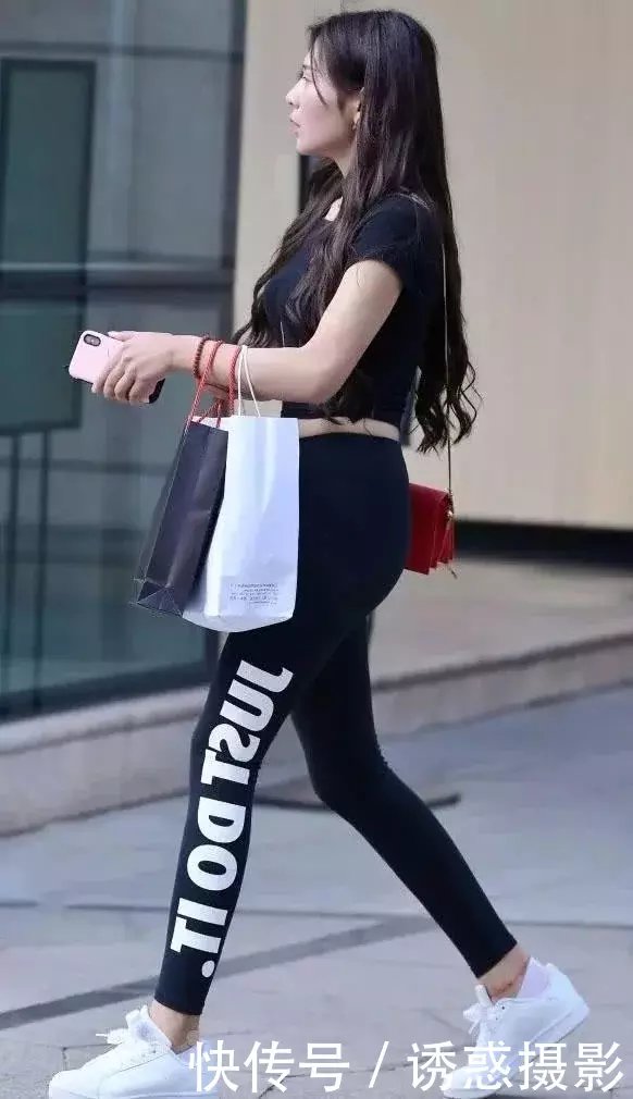 小姐姐紧身裤紧绷出纤细“筷子腿”，饱满臀线媚惑众生让人陶醉