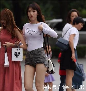 路人街拍，小姐姐高挑动人，牛仔裤让小蛮腰体现的淋漓尽致