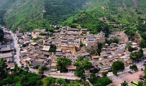北京一个偏僻的村庄，房子都是明清四合院，村名却很少有人会读