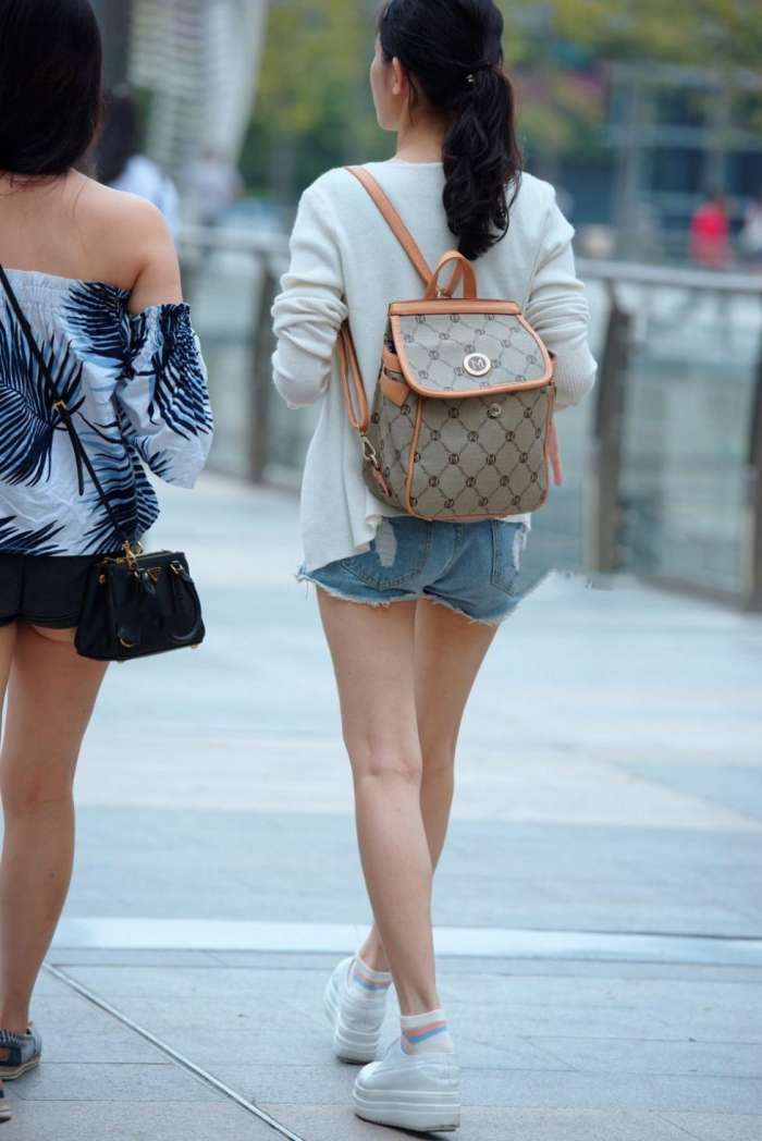 街拍: 这正好与短裤, 短裤性感的身材
