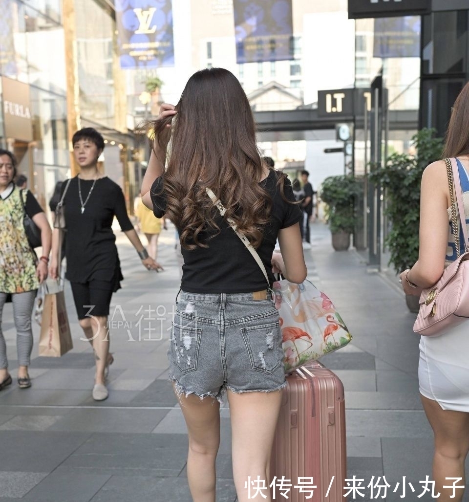  【大胆】街拍：时尚妹妹你大胆的往前走！背影杀手千万别回头