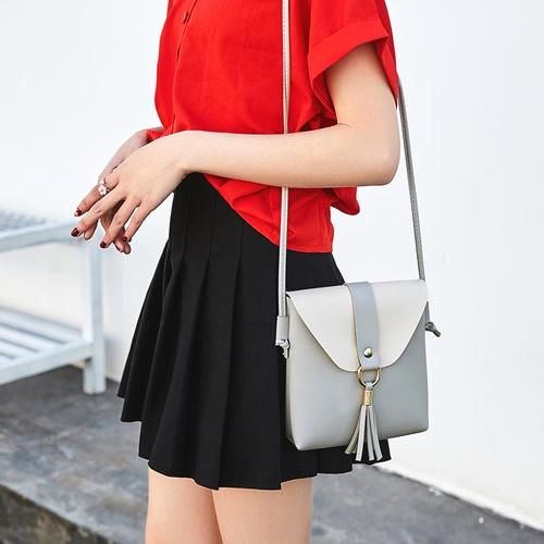 街拍：图2包臀裙美女很清纯图3吊带裙美女在遛狗