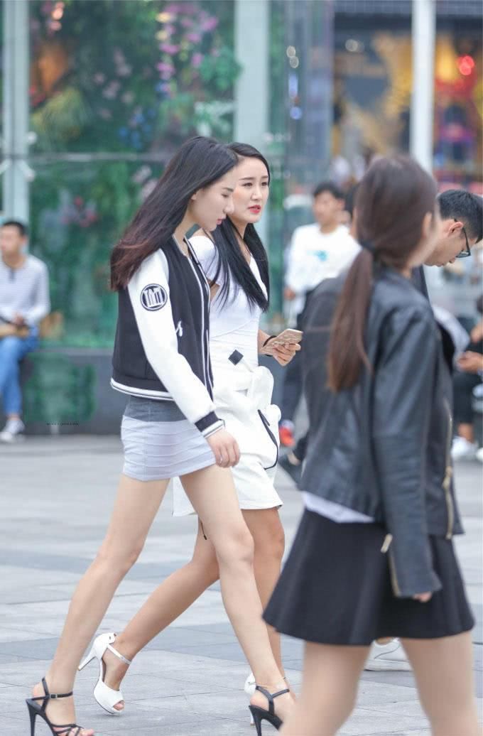 路人街拍，小姐姐穿了一件紧身的灰色短裙，看上去非常的迷人性感
