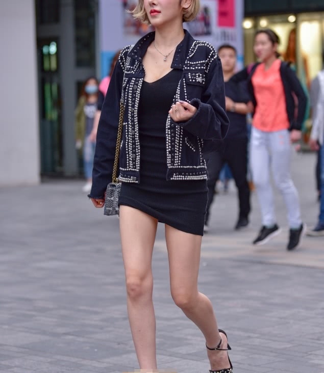 时尚小姐姐黑色紧身包臀裙很迷人，路人忍不住偷看一眼