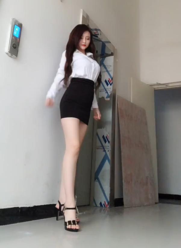 网红美女穿上白色衬衫，这气质不输明星、模特