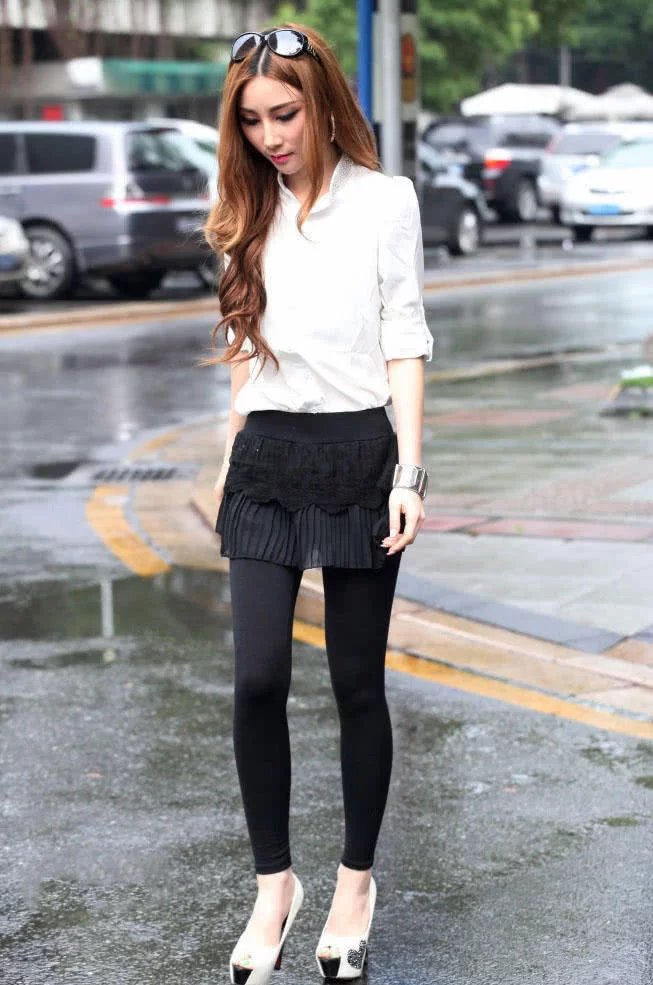 气质小姐姐短裙搭配黑色打底裤显高挑身材，瘦成纸片的身材诱惑力