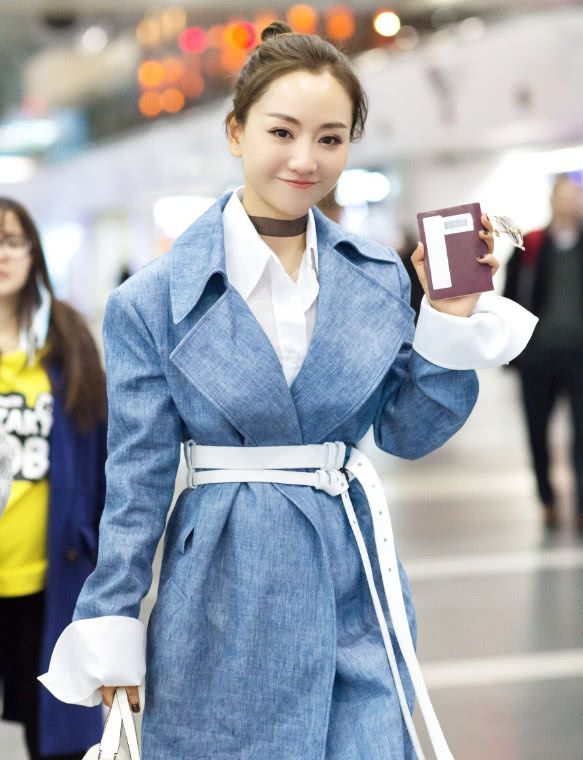 杨蓉真是绝了，为了显瘦绑2条腰带，意外凹出两米八大长腿!