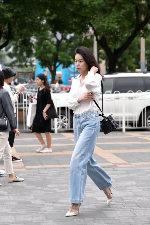 靓女|路人街拍,靓女白衬衫搭配休闲牛仔裤,衬托出街头的气质感