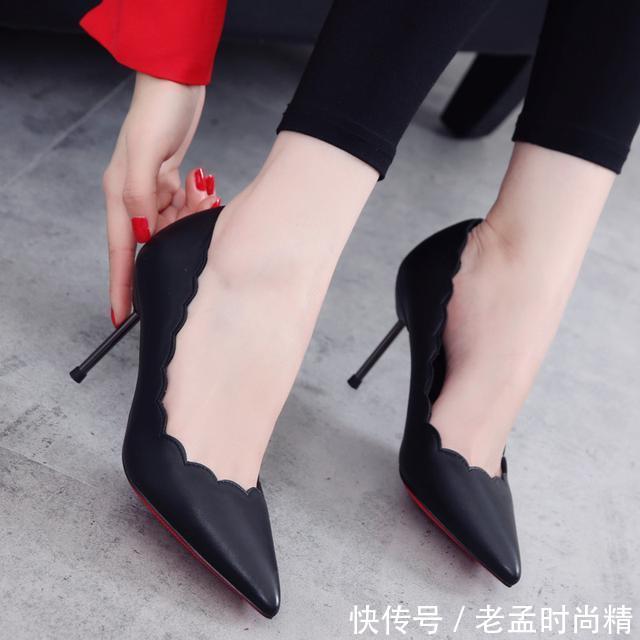  「凸显出MM」穿上细跟高跟鞋，展现性感中的魅力！