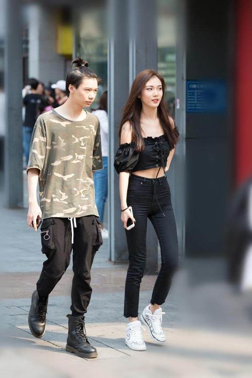 街拍:紧身牛仔裤自信出行,图四小姐姐们穿搭各异,喜欢中间穿法