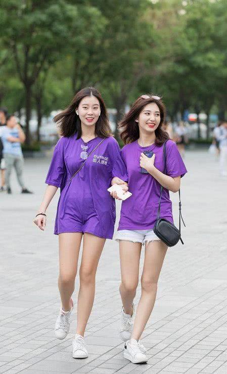 街拍：腿长白皙的小姐姐，外表上清爽自然很怡人！