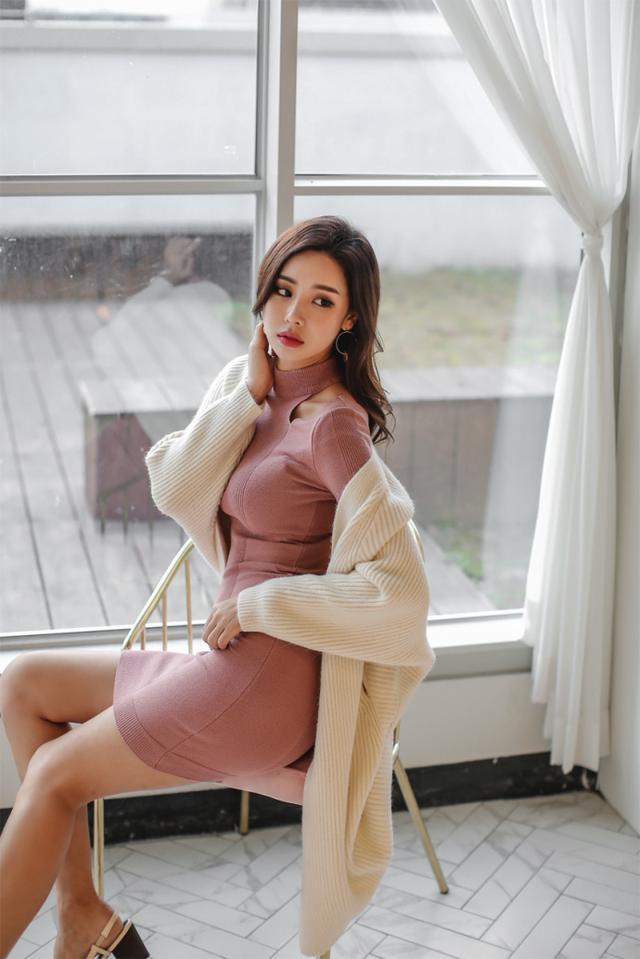 街拍：小姐姐素颜出街，仍旧掩藏不住你俊俏模样!