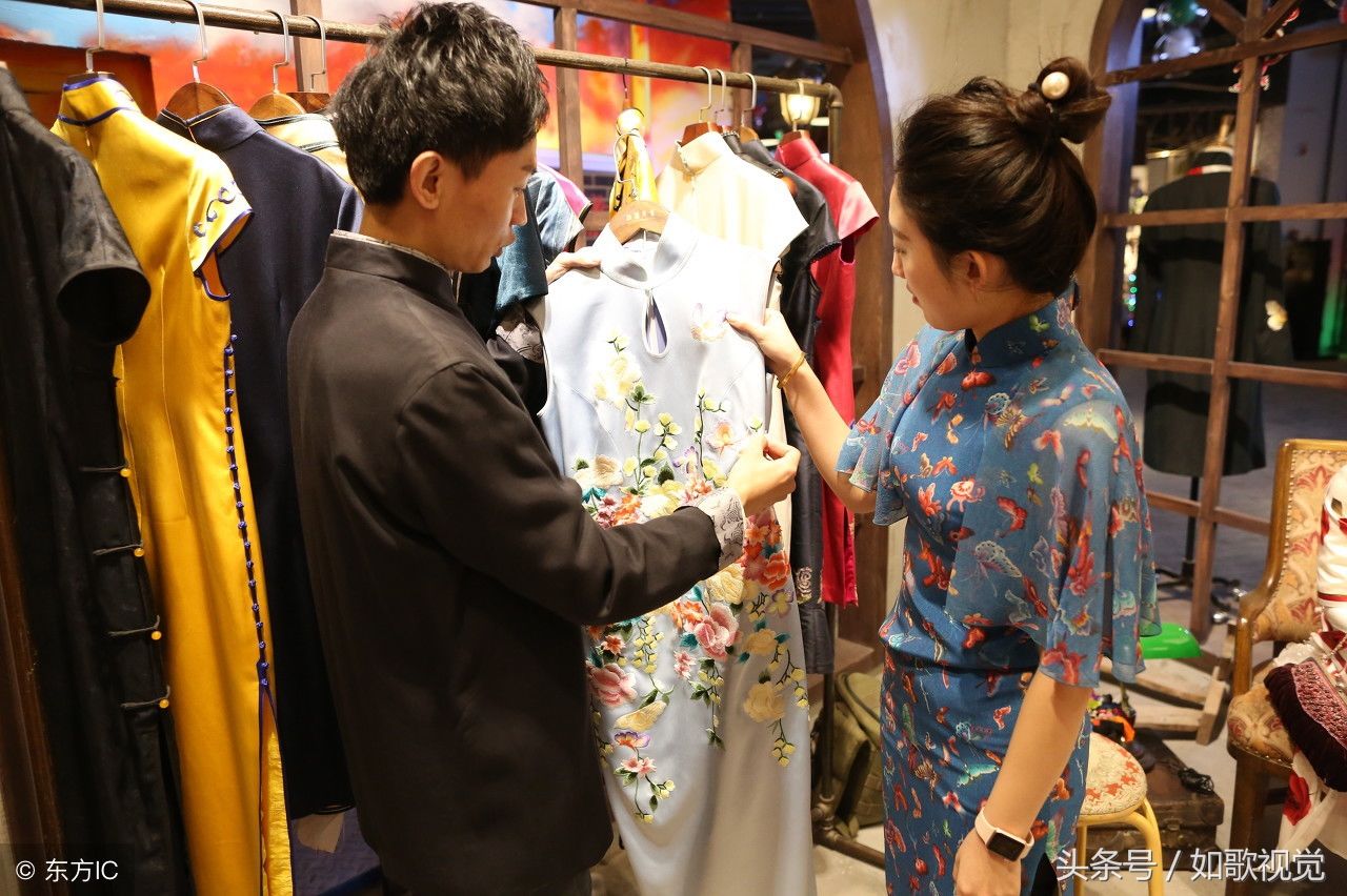 80后小伙痴迷中式传统服装8年,私人订制旗袍一件8000元需预约