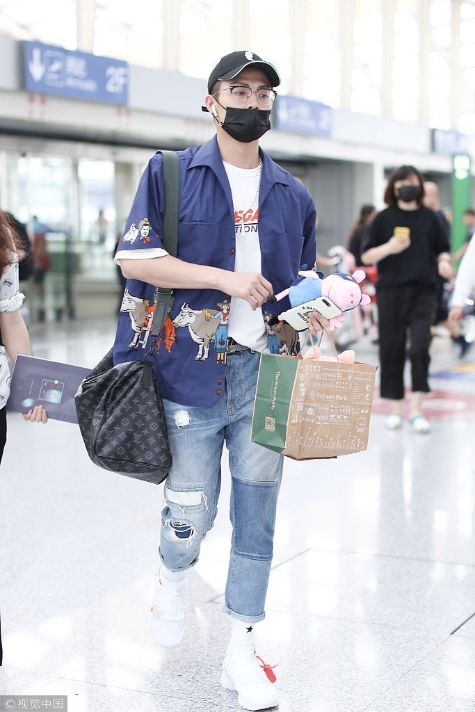 95后小鲜肉张铭恩戴口罩露鼻孔 收粉丝礼物潮男范十足