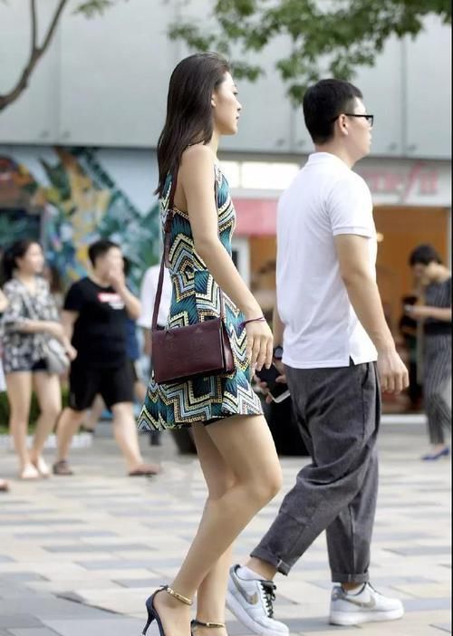 喜欢|街拍美女:大城市的小姐姐,穿连衣裙真好看