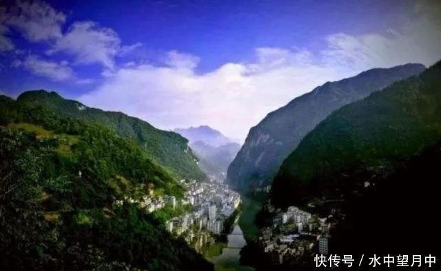 云南这座县城建在深山峡谷中，前有河后有山，这地形令人捏把汗