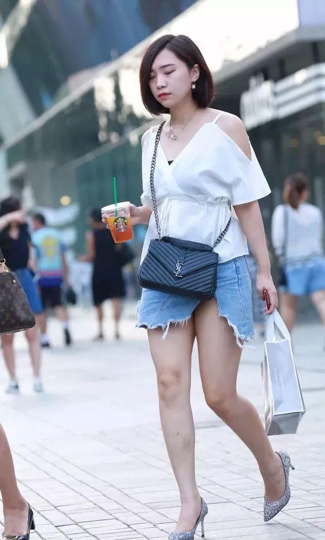 街拍:漂亮的美女,牛仔短裙很有个性