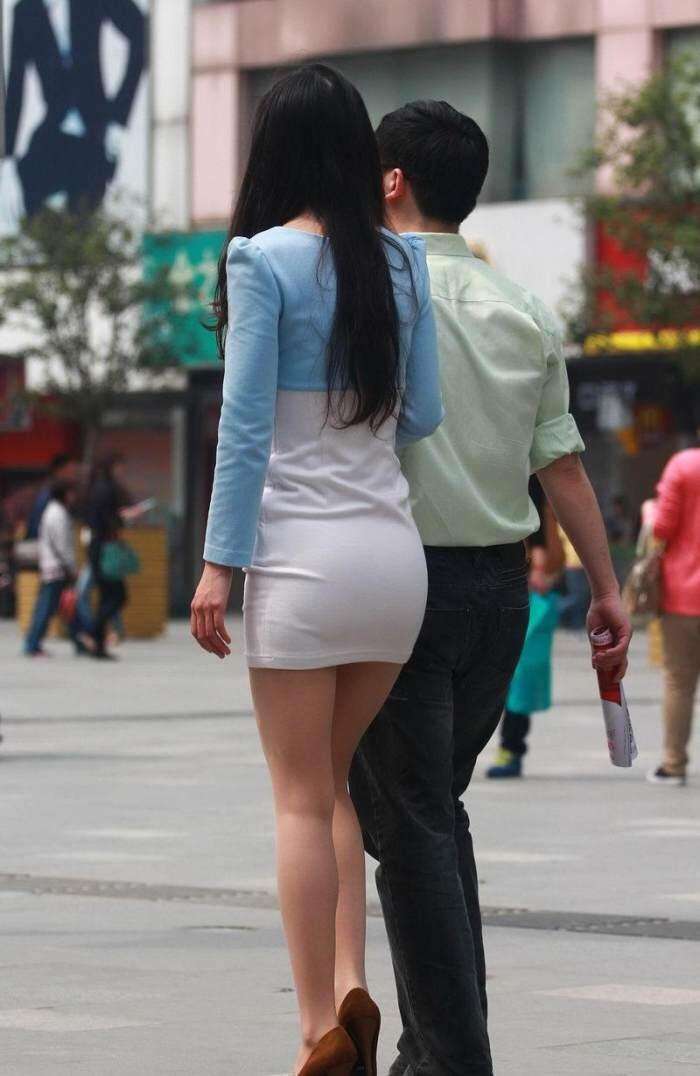 街拍: 包臀裙的少妇,勾勒紧致好身材