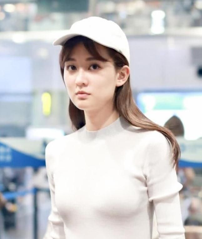 乔欣现身机场，下半身的造型让人不敢恭维，网友：腰带垂在大腿旁