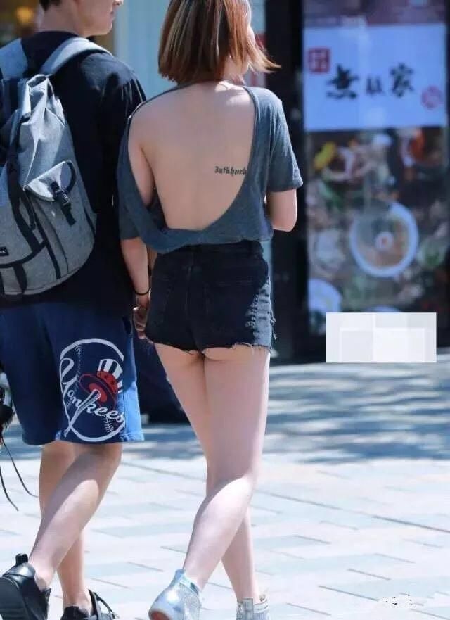 东莞街拍 大街上偶遇美女一身粉色裙逛街，总忍不住多看几遍