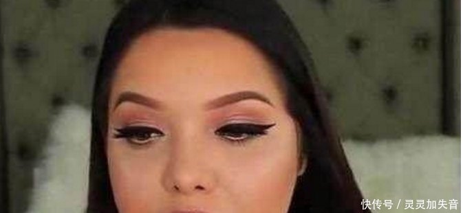 女子作死化妆测试,在嘴上涂一百层口红,涂完后变成这样