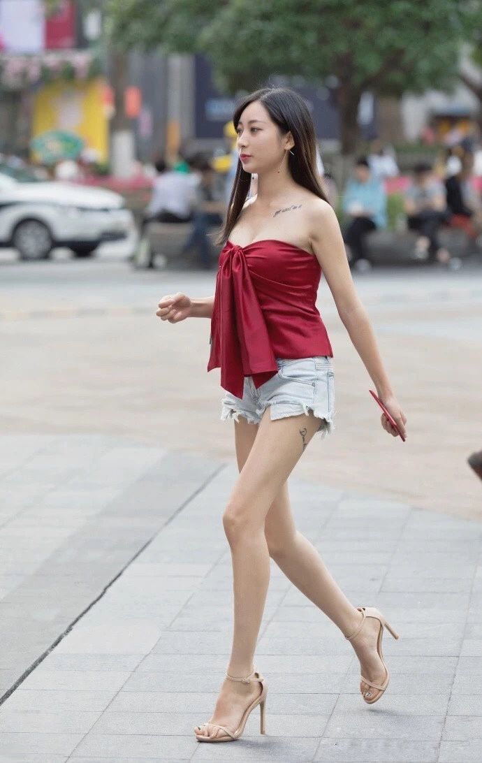 街拍丨除了脸，男人最在意女人身体哪个部位?