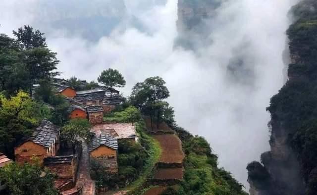 点缀在太行之间的神奇建筑，大块岩石当房顶，已沿用上百年