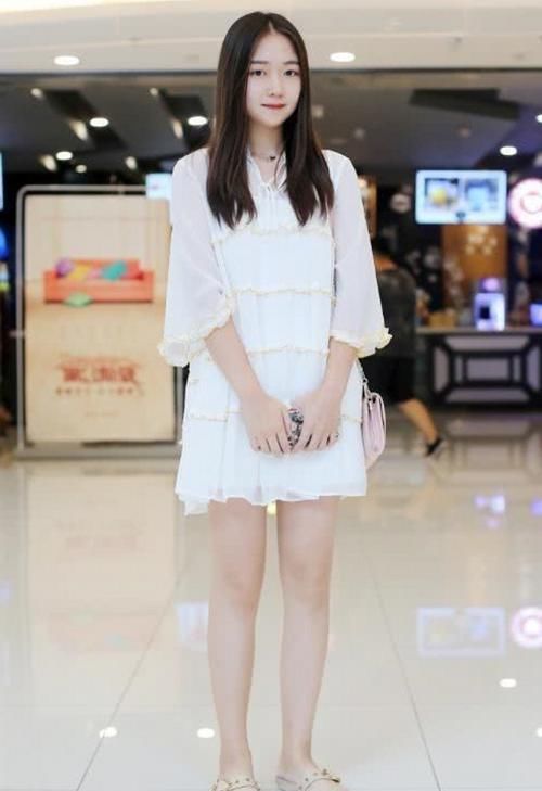  『小姐姐』路人街拍，小姐姐黑色露脐背心搭黑色裤子，尽显优雅大方的身姿