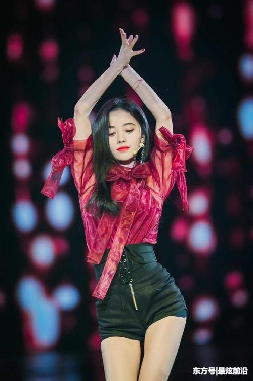 鞠婧祎也疯狂！短裤短到露出安全裤，一般人可不敢这样穿上台的