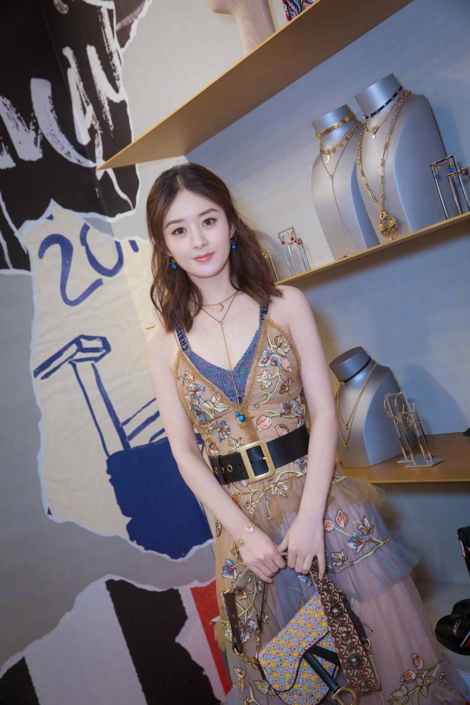 赵丽颖力破传闻，优雅现身时尚活动，身材依然清瘦