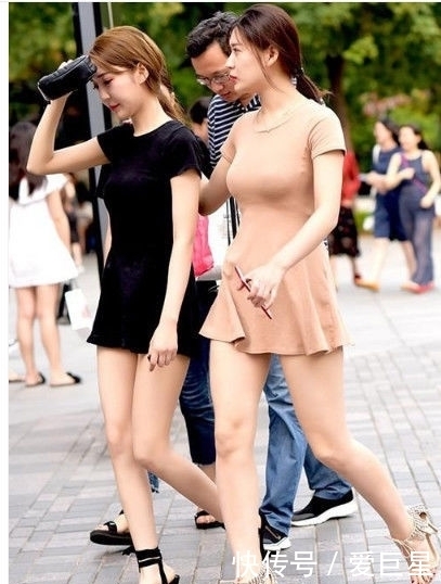 白皙|街拍,高挑白皙美女,迷人的香肩,始终牵动着路人的心弦