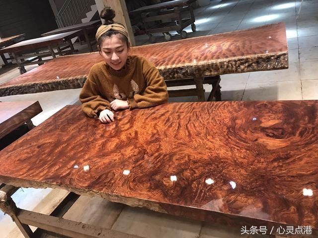 东莞富豪破产欠债86万，家藏极品桌抵债，债主倒送他20万？