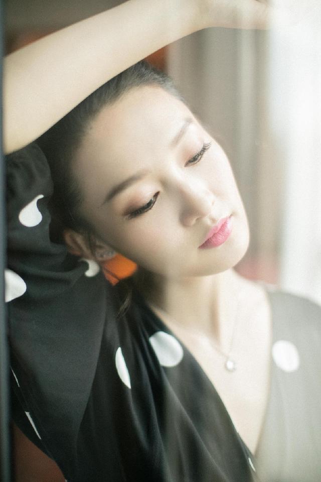 李沁胆真大! 穿绿色的紧身勒的皱巴巴的,几乎是遮不住的!