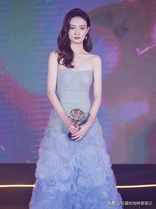 『 看起来』穿红色玫瑰抹胸长裙，尽显东方女人韵味，徐璐气质让人沦陷