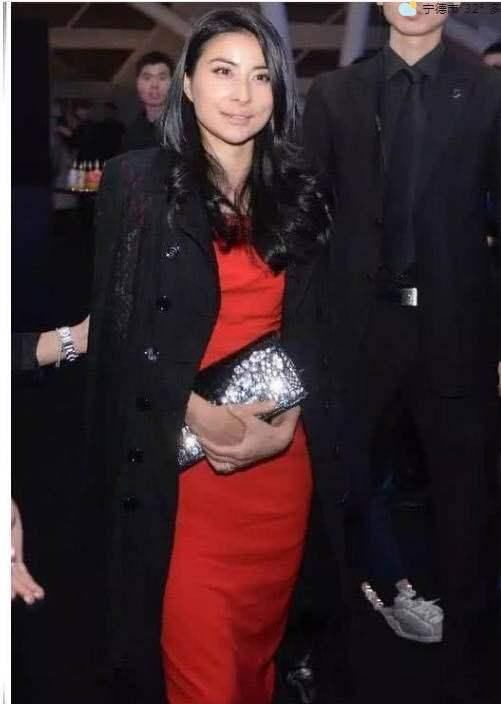 24岁章泽天和36岁郭晶晶同穿西装，一个豪门贵妇，一个霸道总裁