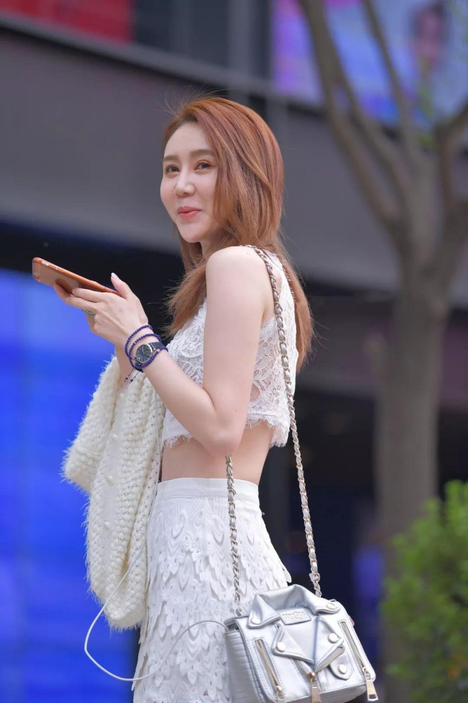 街拍美女：很清新又不失性感的小姐姐