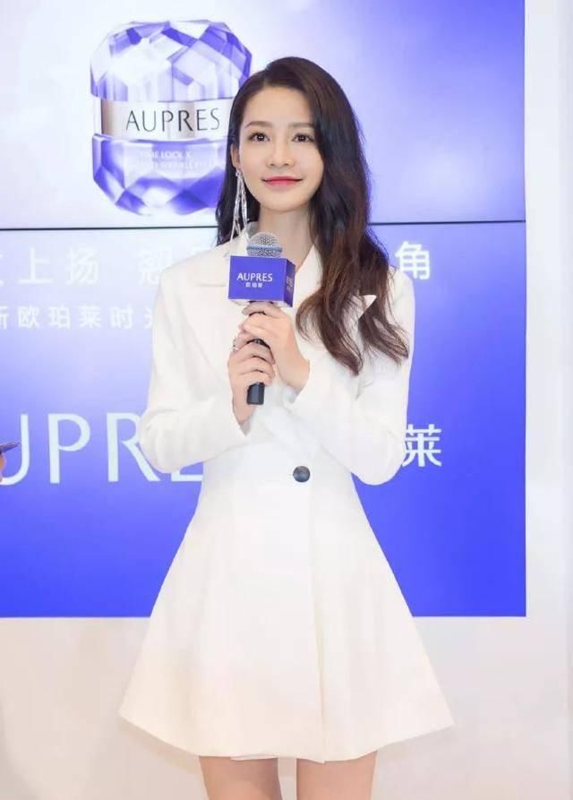 【 开叉】前凸后翘曲线太绝,李沁原来这么辣的吗?穿高开叉礼服还要大露背