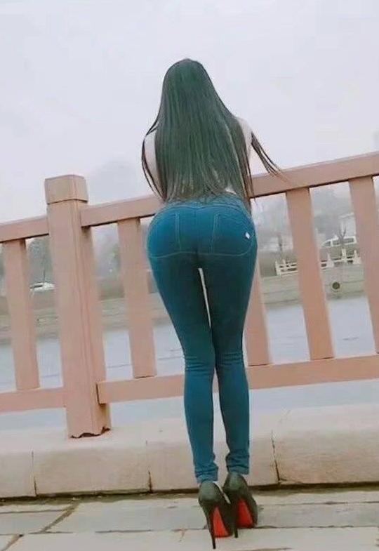 牛仔裤穿起来别致又典雅,妹子即便素颜也不会有任何违和感