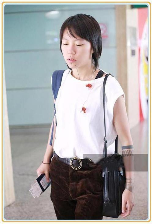 中国好姐姐！窦靖童机场挎两包不怕累，妹妹窦佳嫄只顾低头玩手机