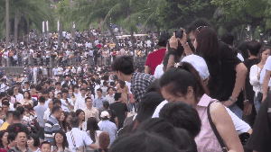 动也不能动、退也不能退，旅游的人儿被困在五一的人海中怀疑人生