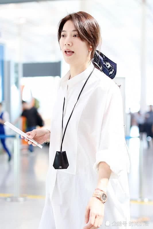 袁咏仪戴46万块的表却素颜出镜似路人，网友：土豪都这么低调？