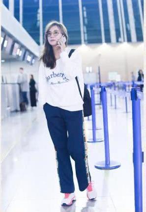 赵薇绝对不止瘦了10斤，大长腿都出来了，网友：不像42岁像22岁！