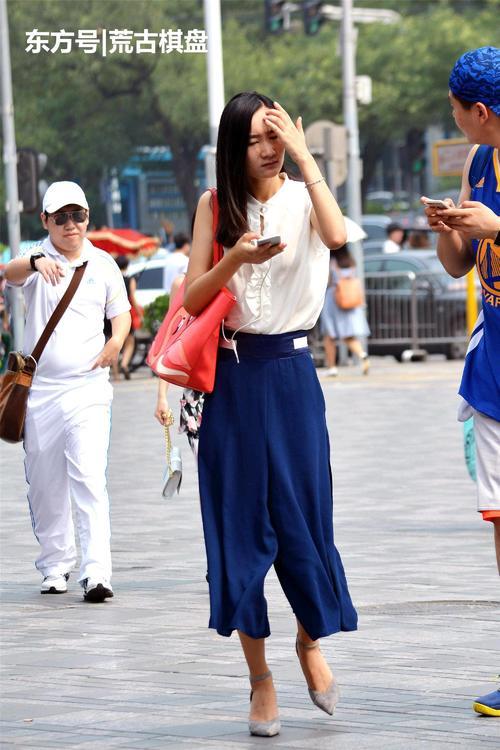 尖头细跟鞋搭配一条七分阔腿裤居然会有这么好的效果