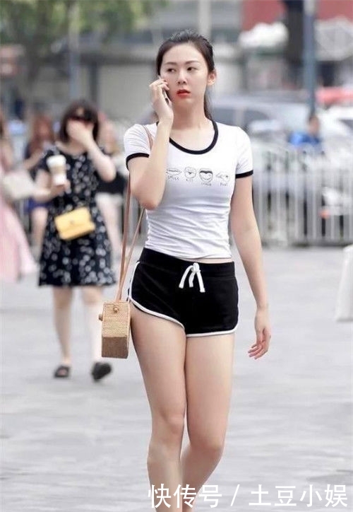 『气质』街拍:温柔之至的美女,身穿浅蓝色连衣裙,气质温婉动人
