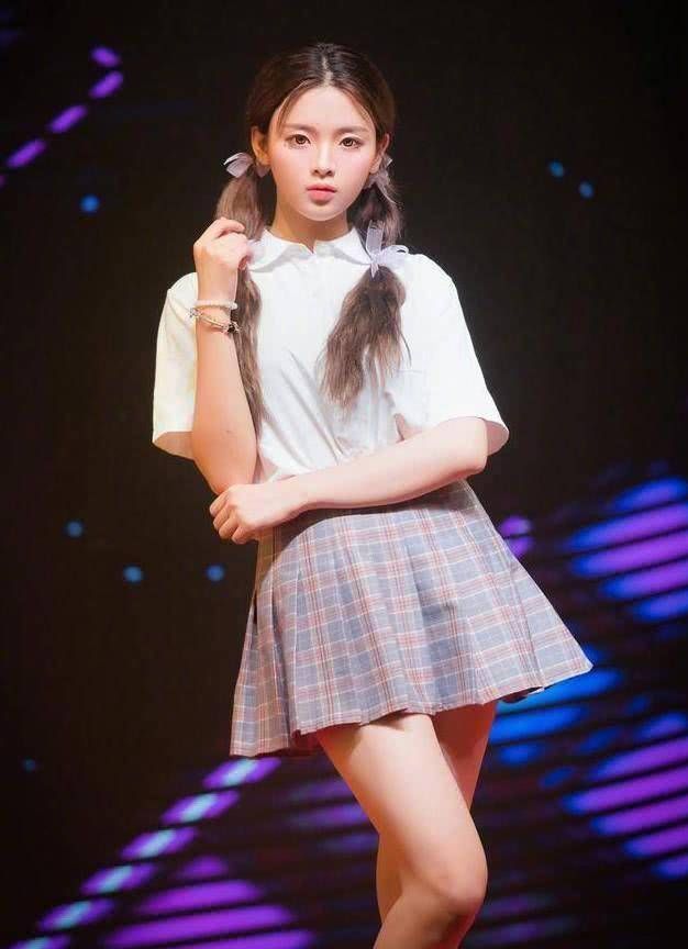 迪丽热巴双马尾惊艳，周洁琼甜美“炸裂”，吴宣仪输给杨超越?